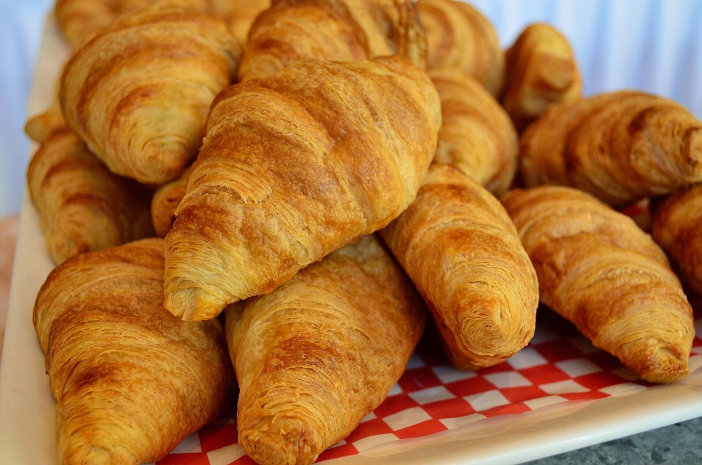 Imagem ilustrativa: croissants empilhados