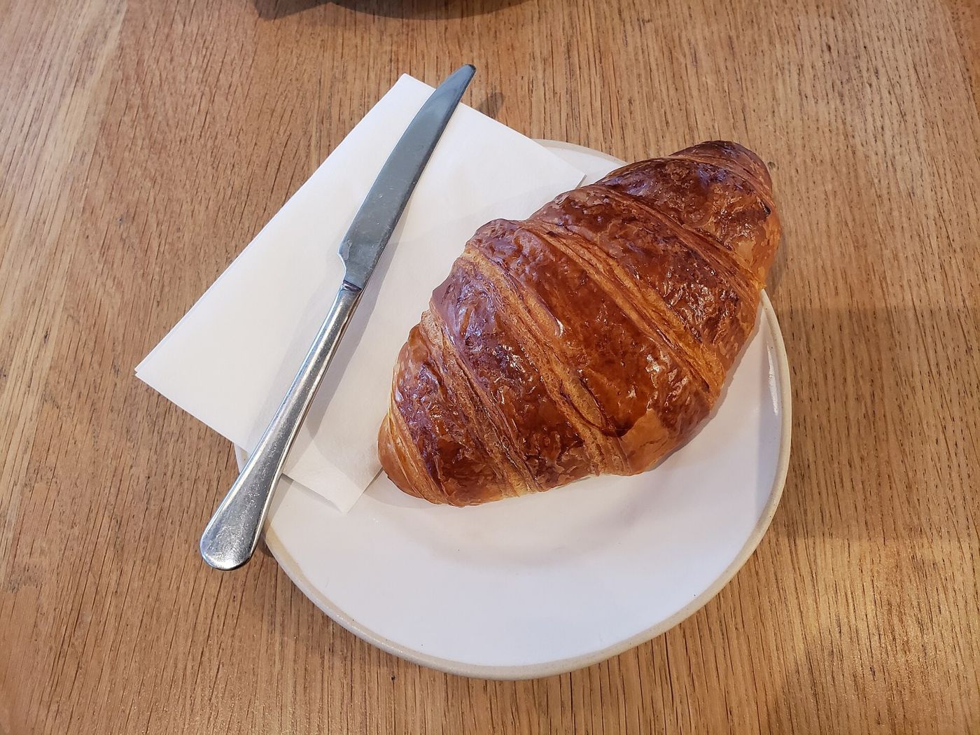 Imagem ilustrativa: croissant em prato