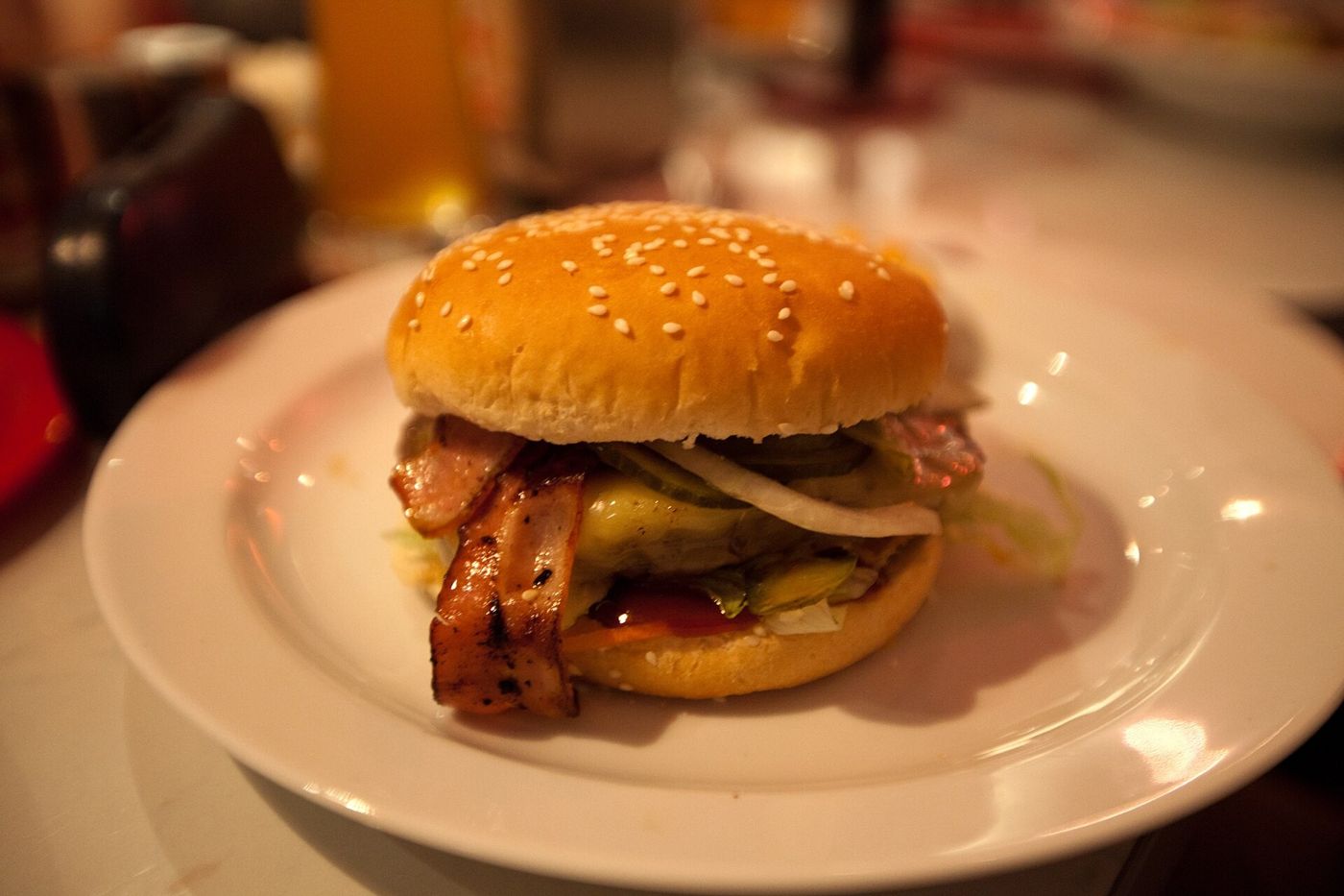 Imagem ilustrativa: hambúrguer com bacon em prato branco