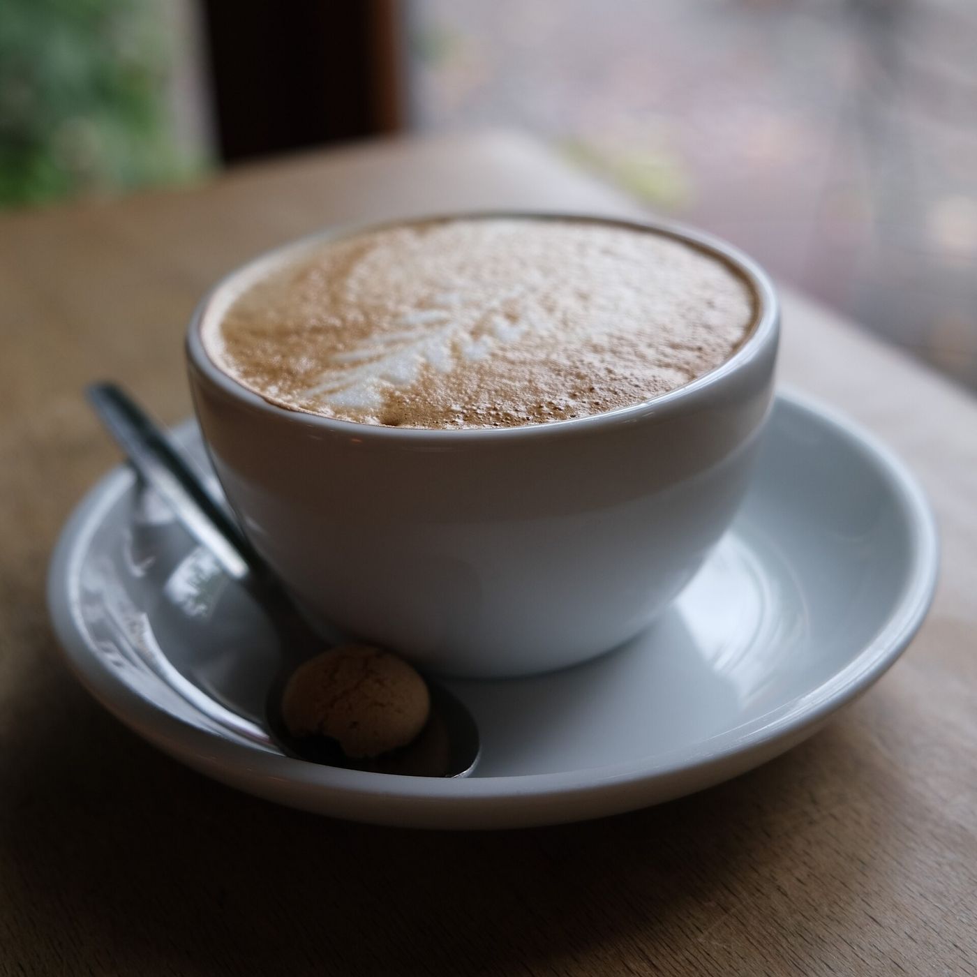Imagem ilustrativa: cappuccino com espuma em xícara branca