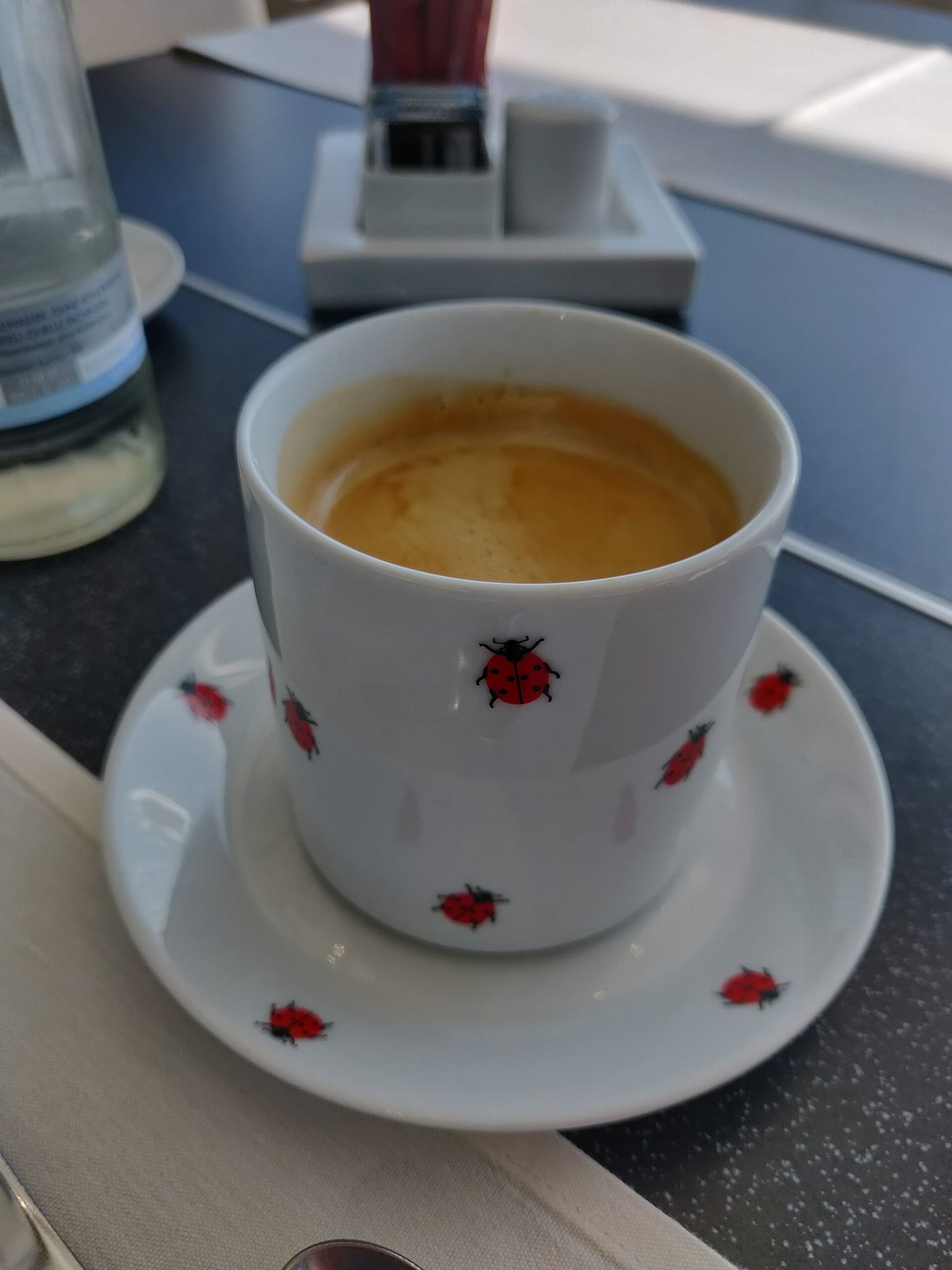 Imagem ilustrativa: café espresso em xícara branca