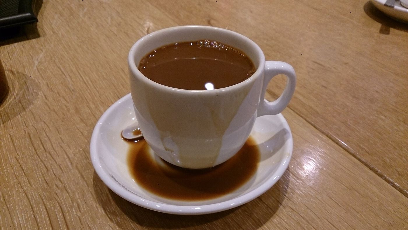 Imagem ilustrativa: xícara de café em pires