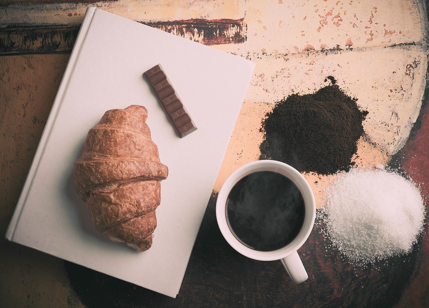 Imagem ilustrativa: croissant com café