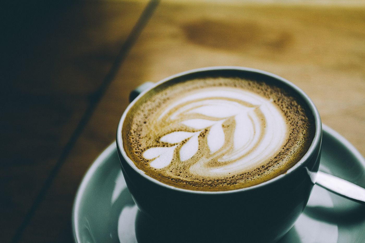 Imagem ilustrativa: latte art em xícara azul