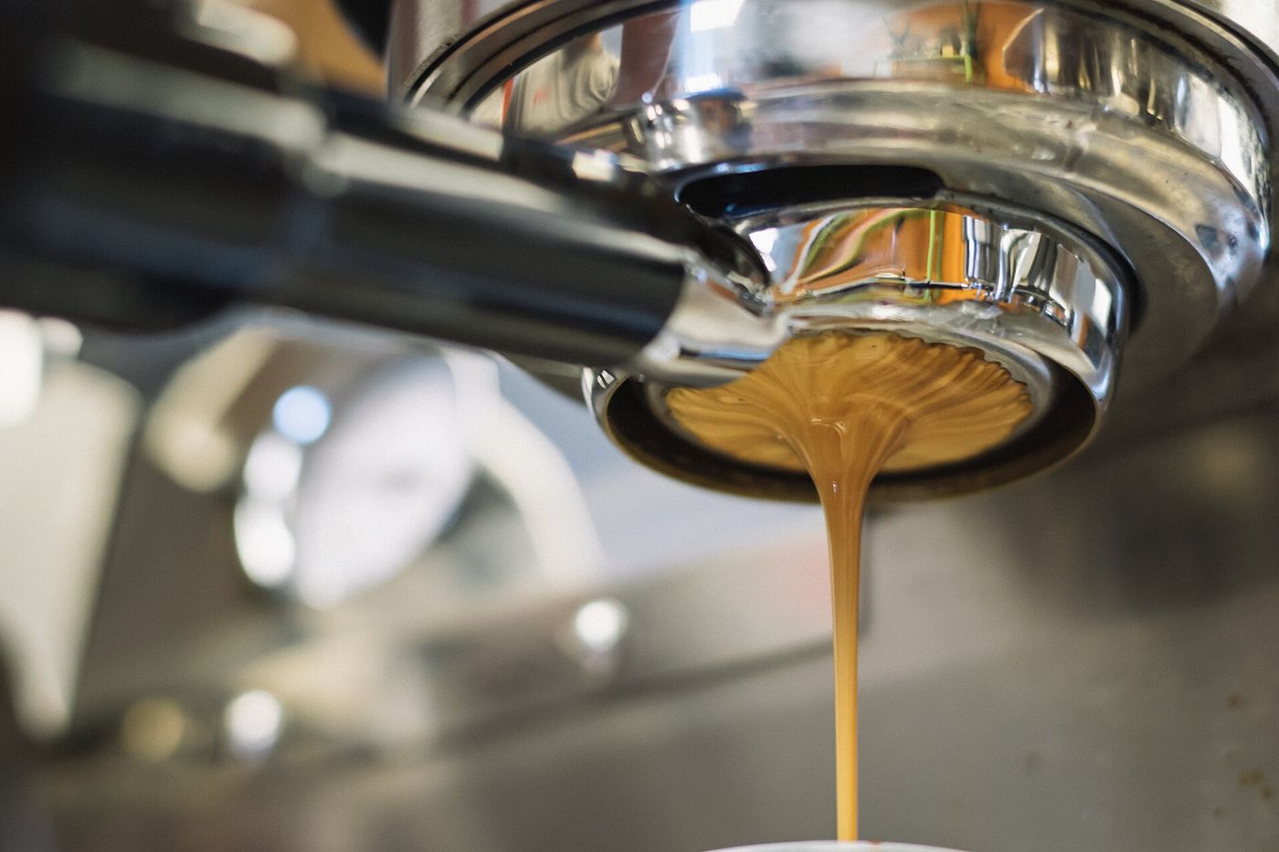 Imagem ilustrativa: espresso saindo da máquina