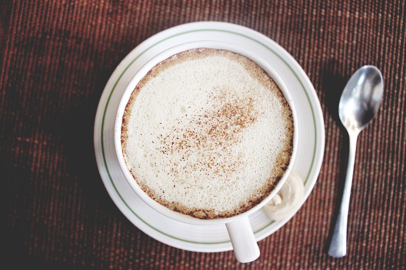 Imagem ilustrativa: cappuccino espumoso visto de cima