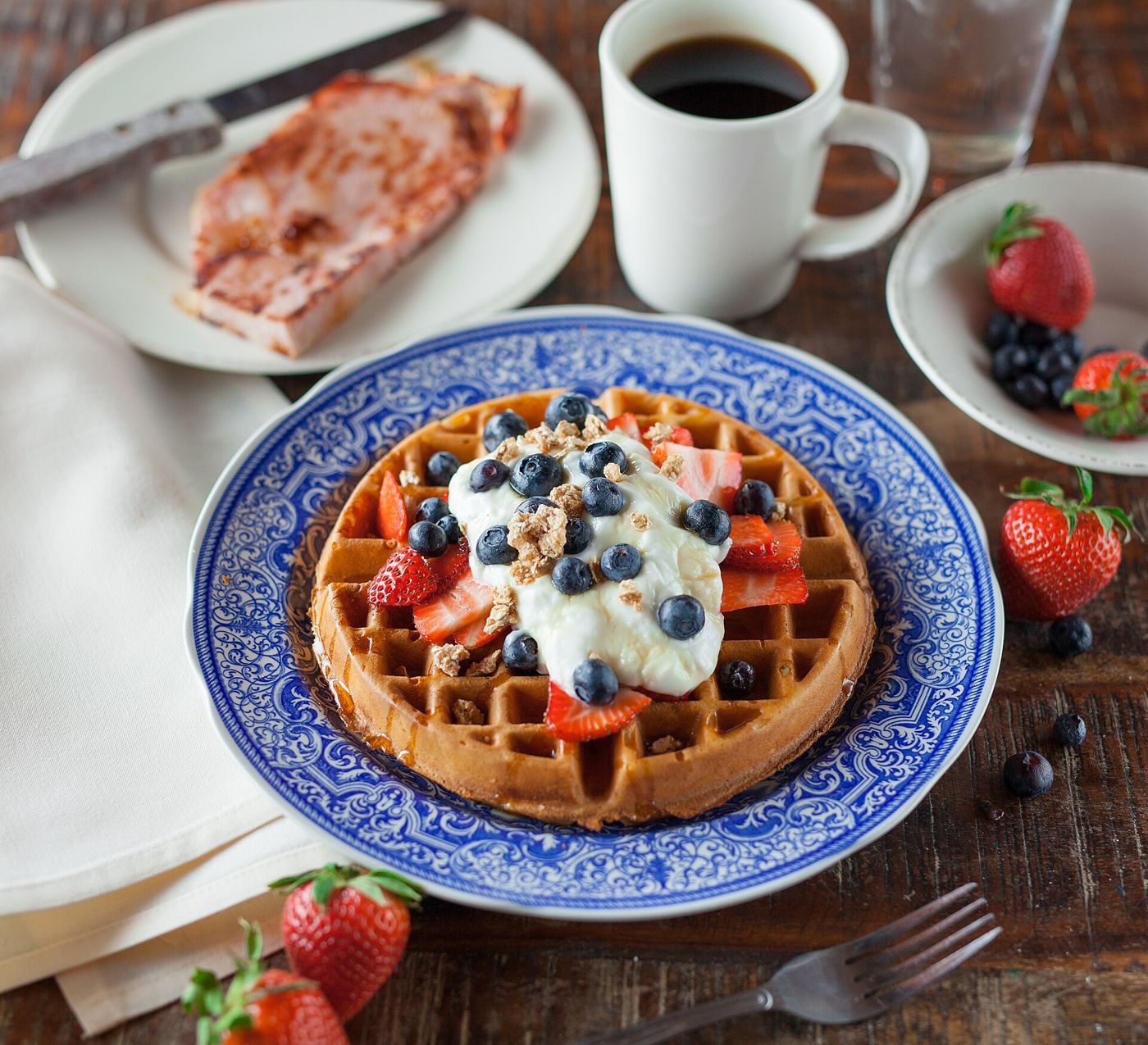Imagem ilustrativa: waffle com frutas e café