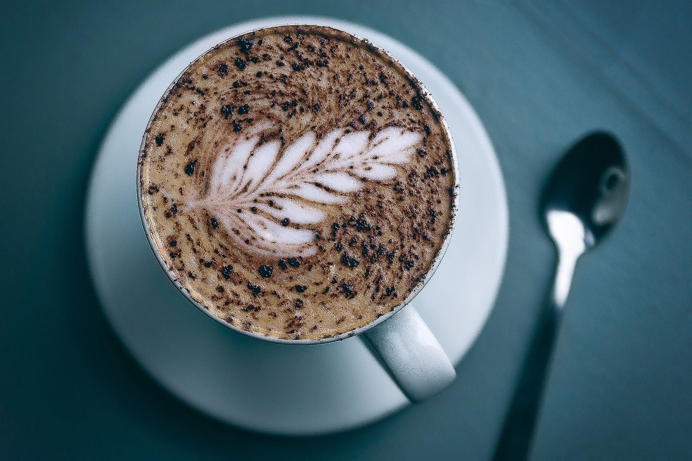 Imagem ilustrativa: cappuccino com desenho de folha
