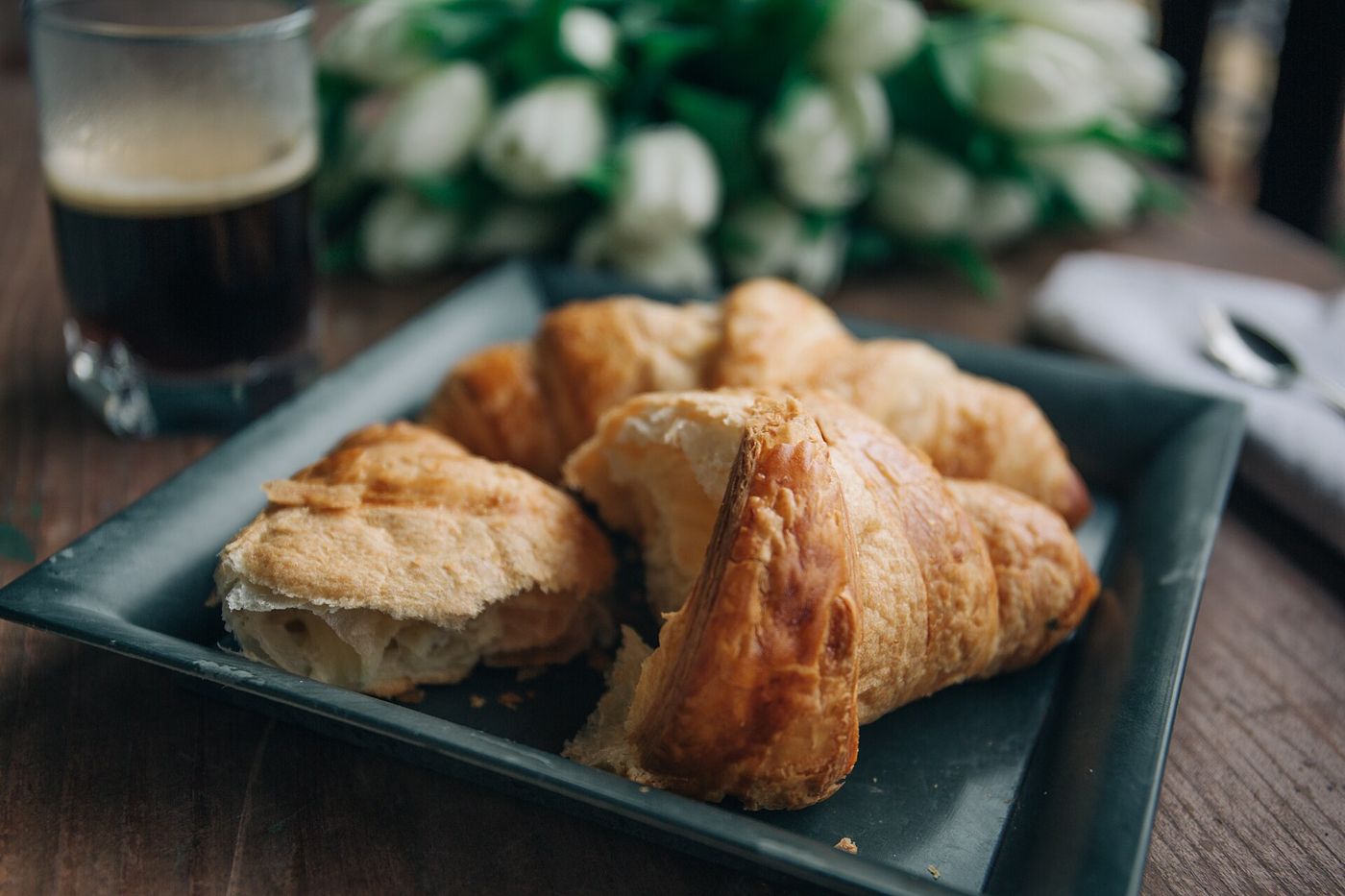 Imagem ilustrativa: croissants em bandeja