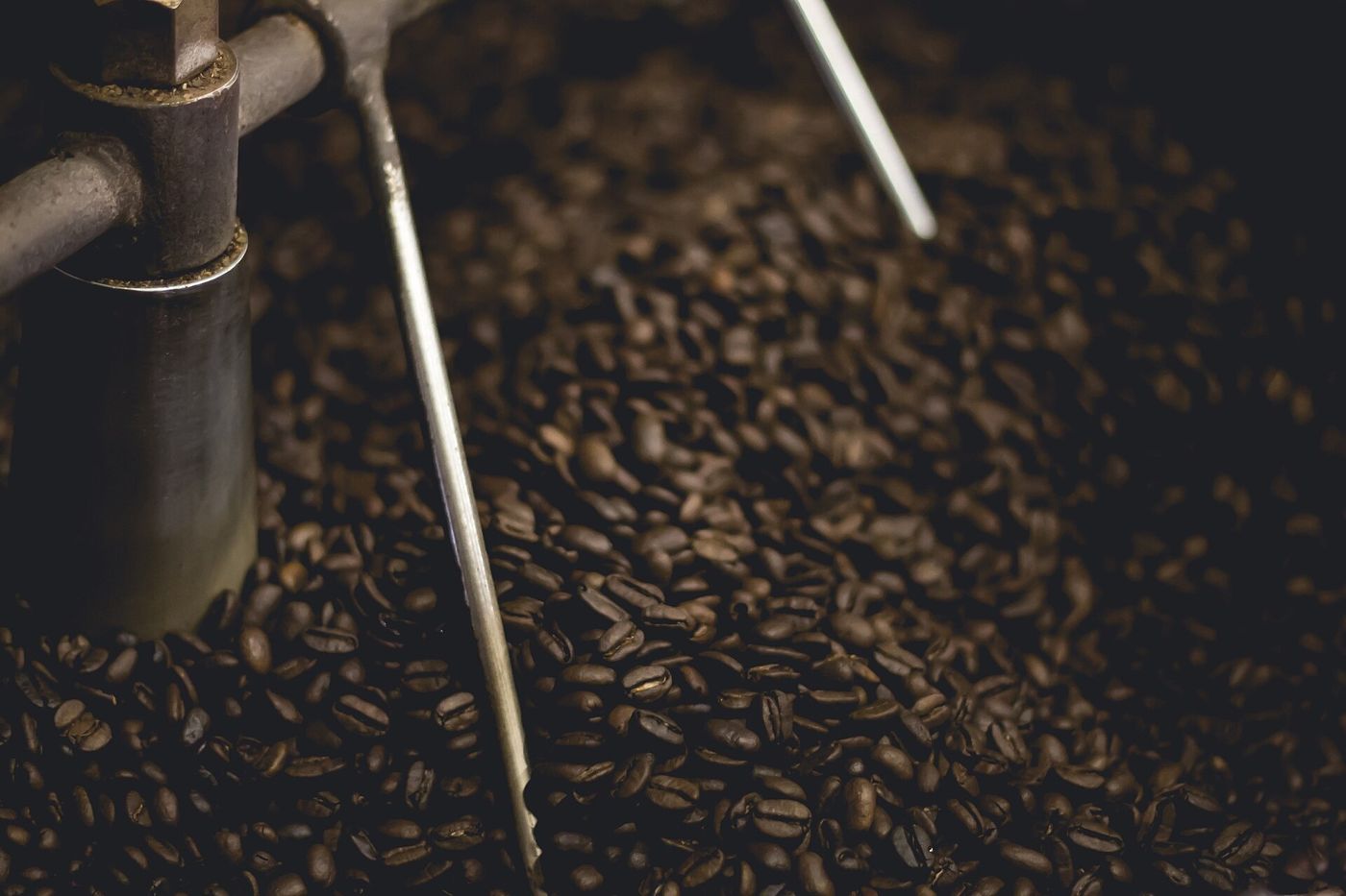 Imagem ilustrativa: grãos de café sendo torrados