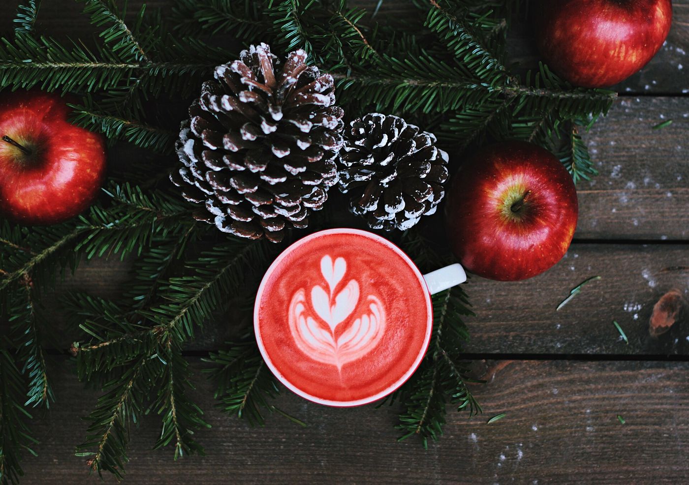 Imagem ilustrativa: latte art em xícara vermelha