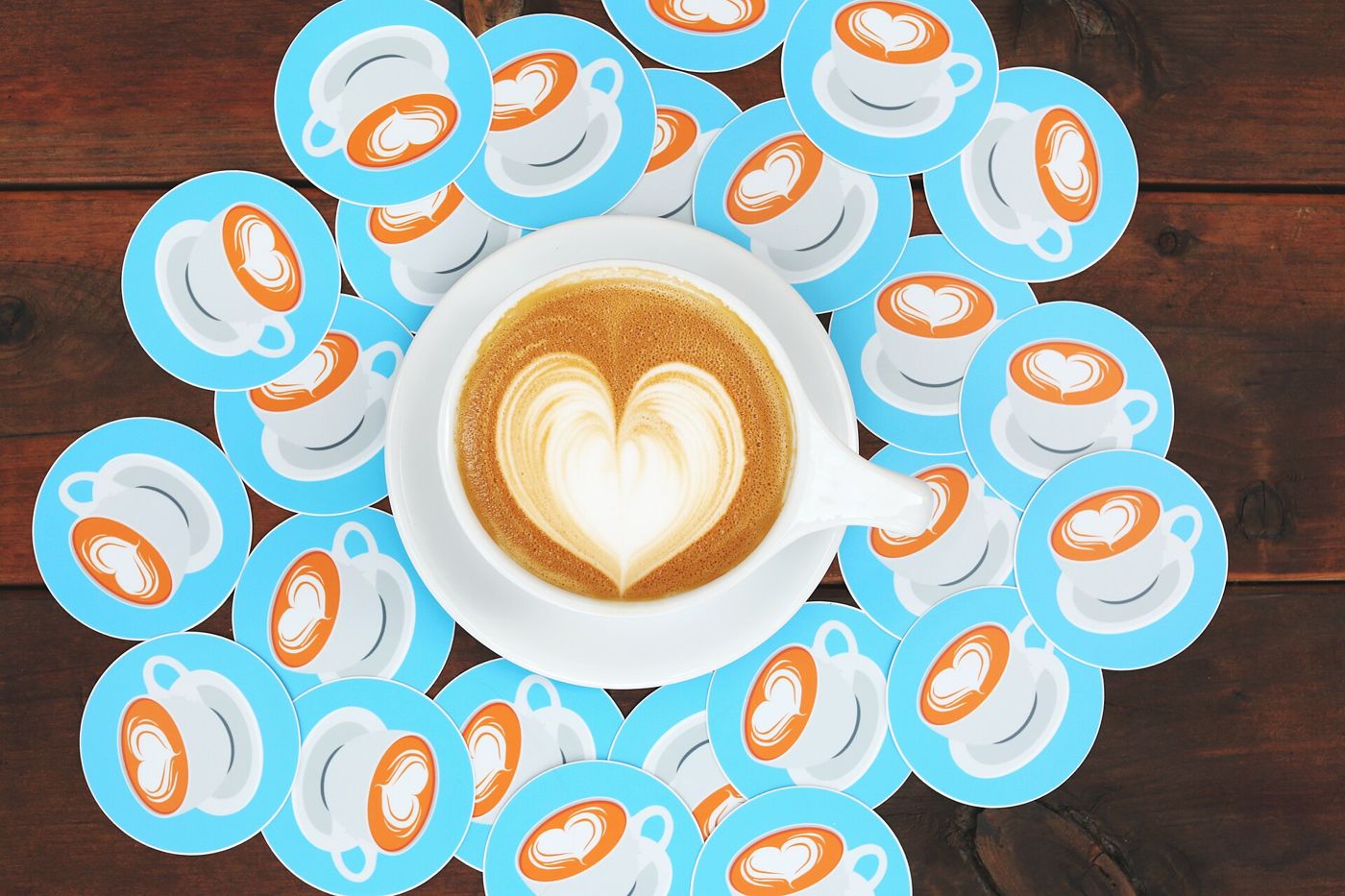Imagem ilustrativa: cappuccino com coração na espuma