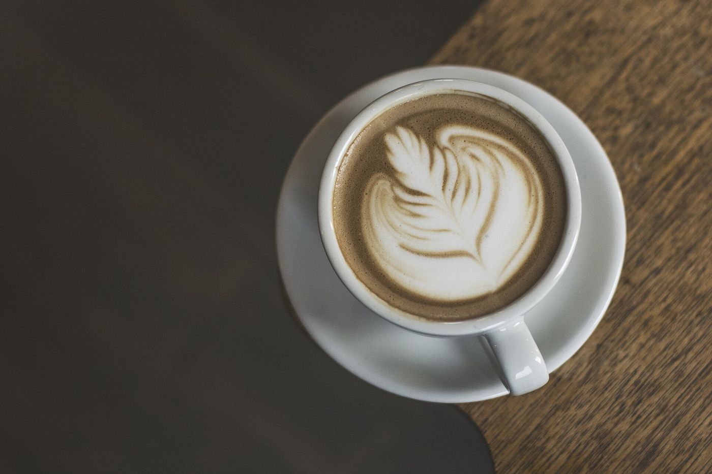 Imagem ilustrativa: latte art em xícara branca