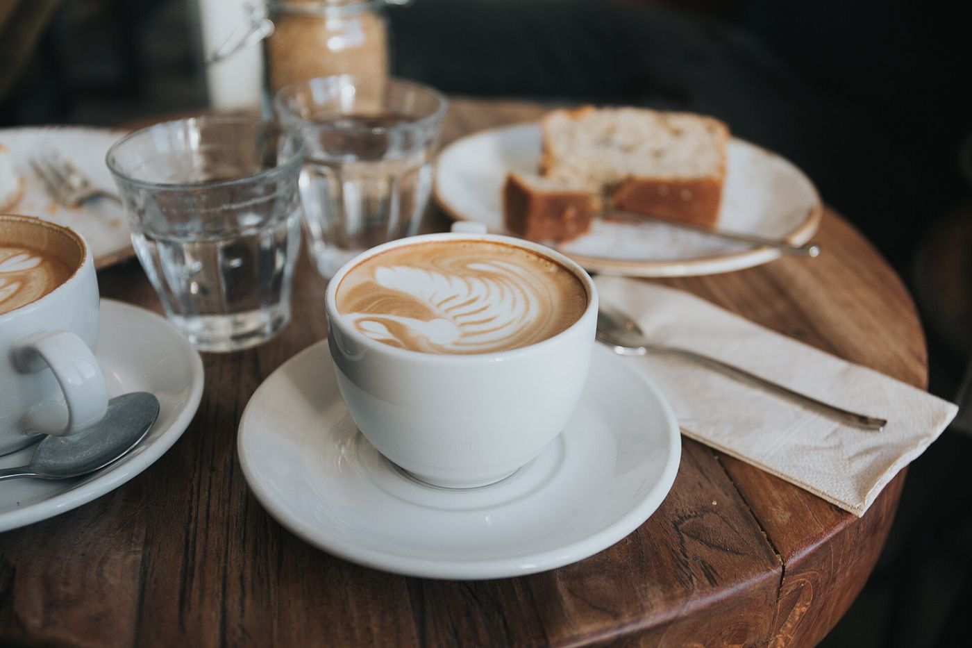 Imagem ilustrativa: cappuccinos e bolo
