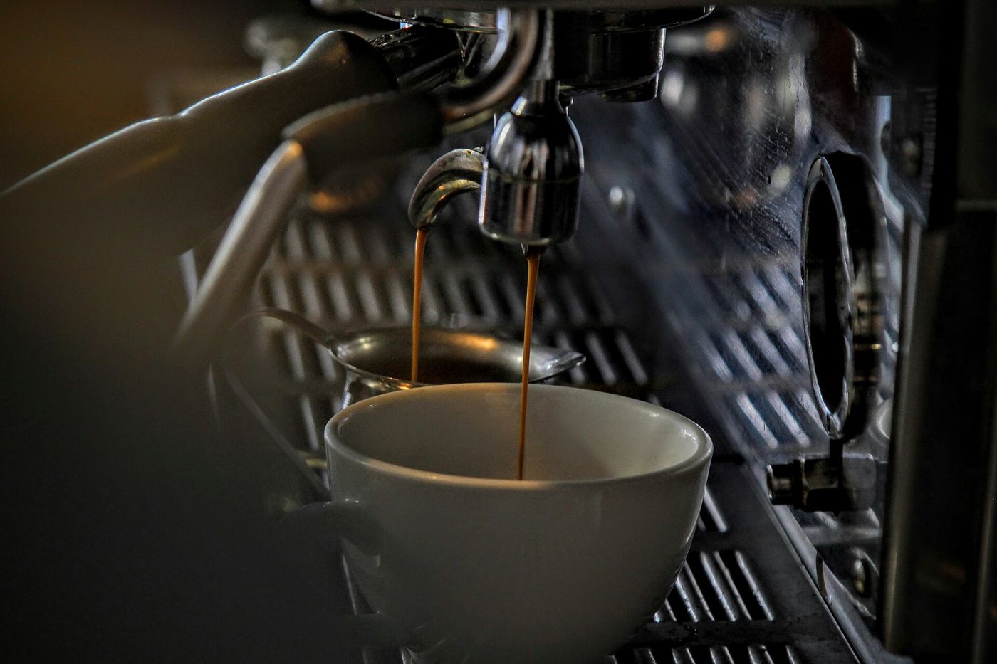 Imagem ilustrativa: máquina servindo café na xícara
