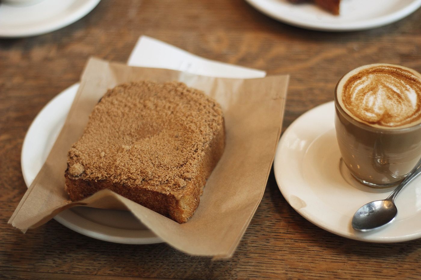 Imagem ilustrativa: café com bolo sobre a mesa