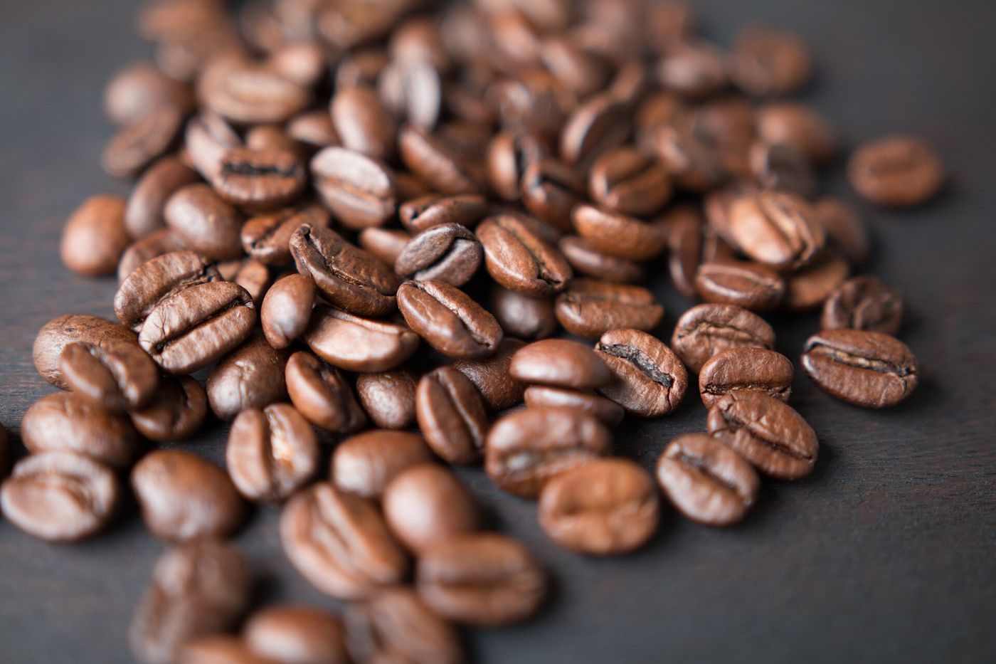 Imagem ilustrativa: grãos de café torrados de perto