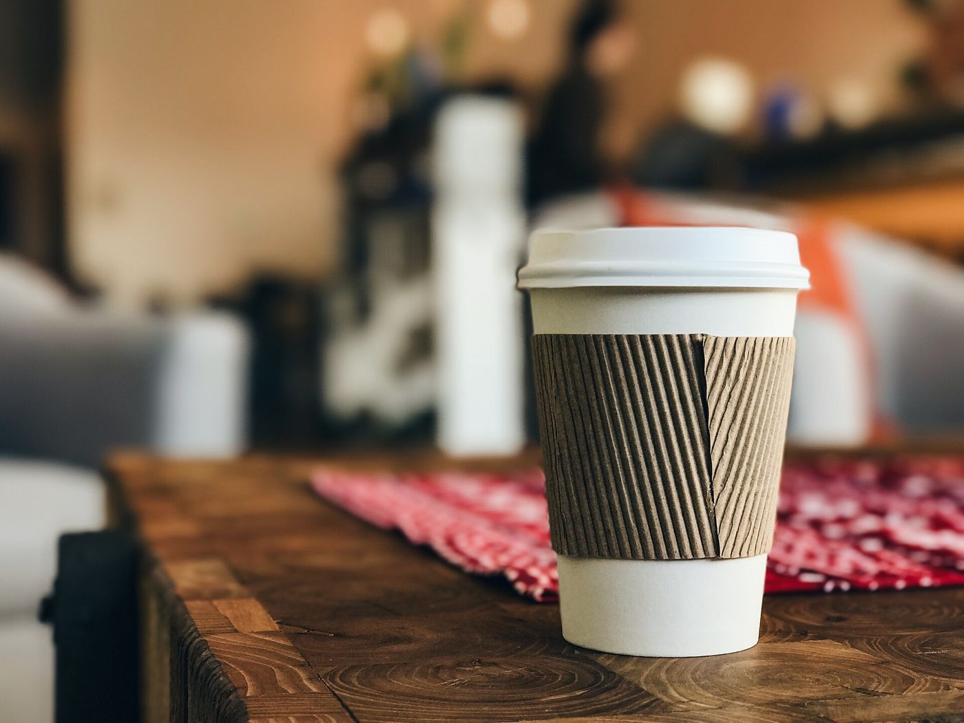 Imagem ilustrativa: café em copo para levar