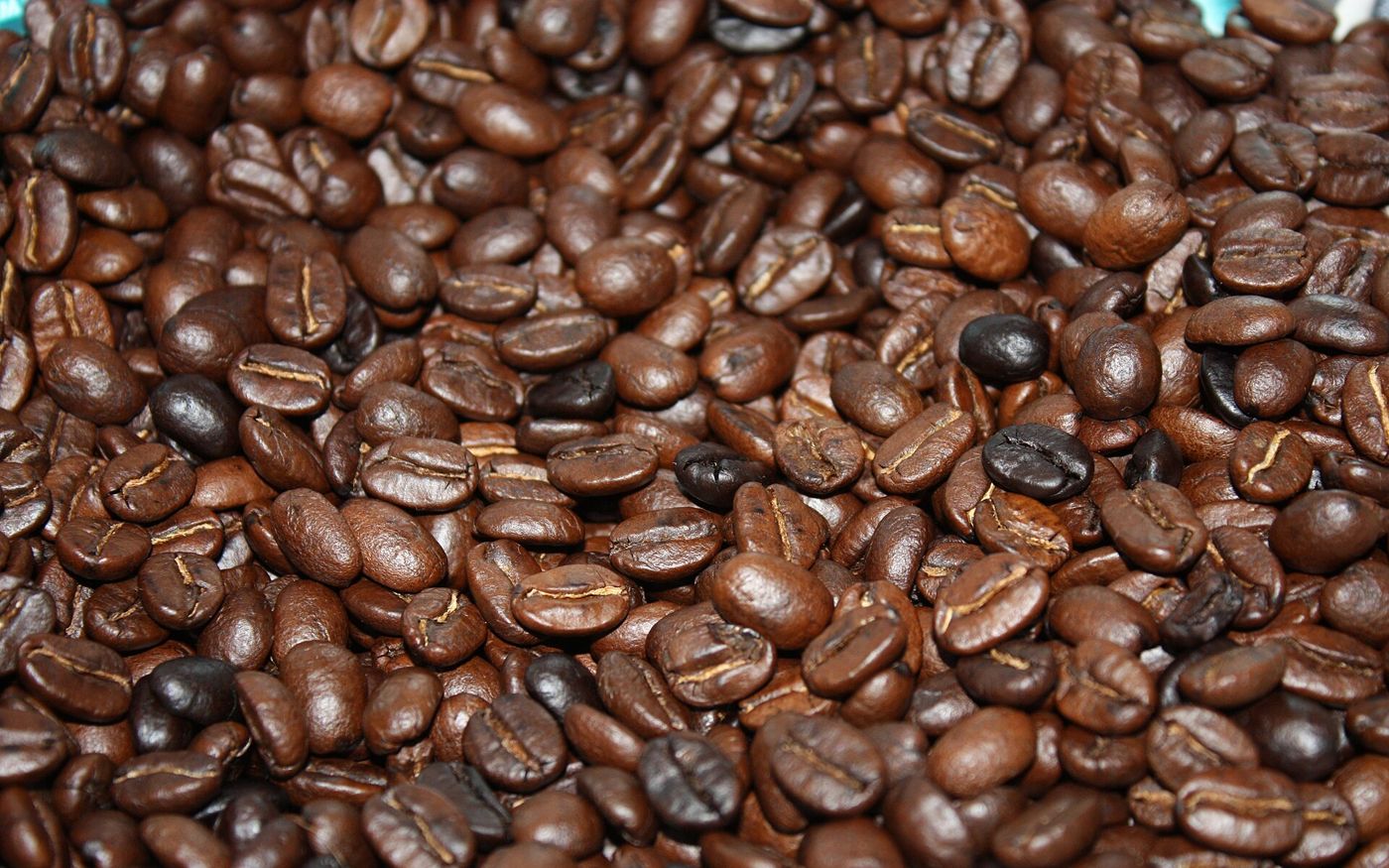 Imagem ilustrativa: grãos de café escuros