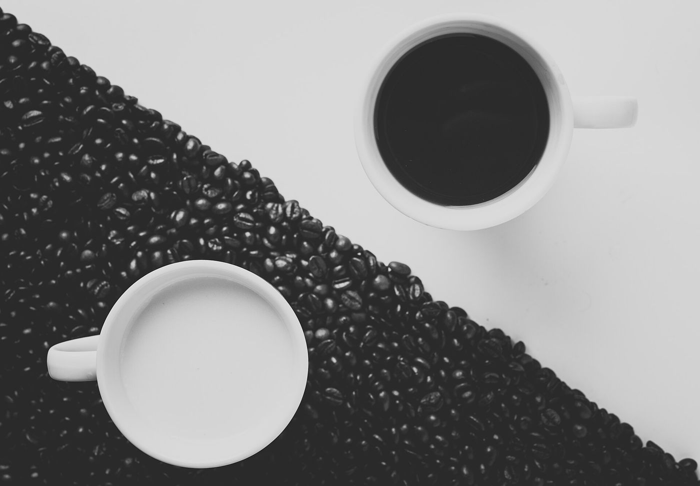 Imagem ilustrativa: duas xícaras de café em preto e branco