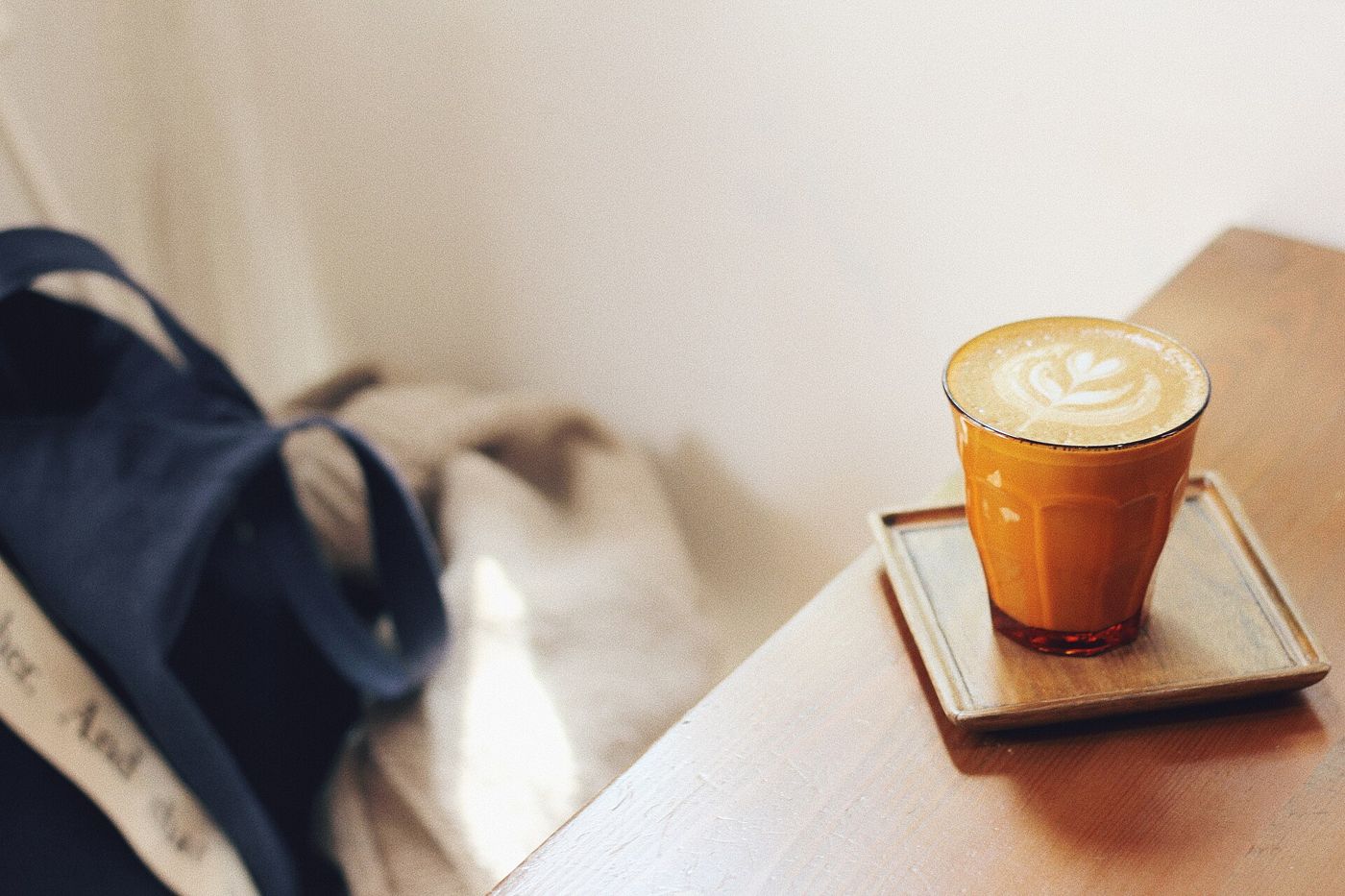 Imagem ilustrativa: café com latte art em copo âmbar