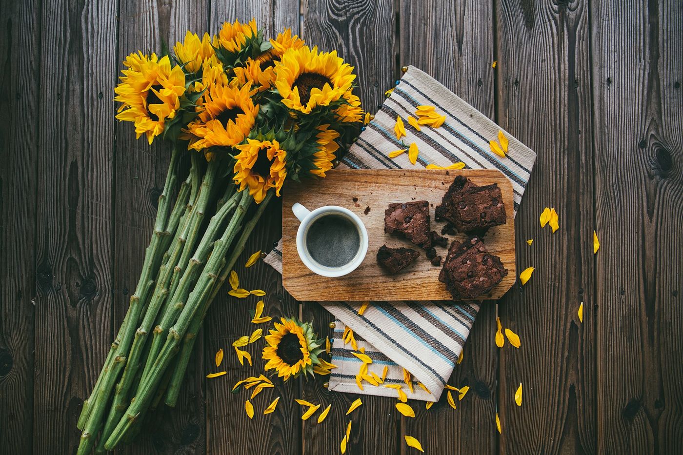 Imagem ilustrativa: café com doces e girassóis