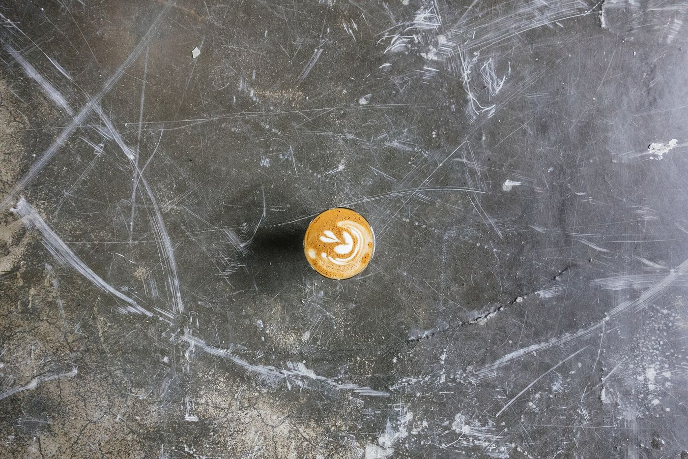 Imagem ilustrativa: café pequeno sobre superfície de concreto
