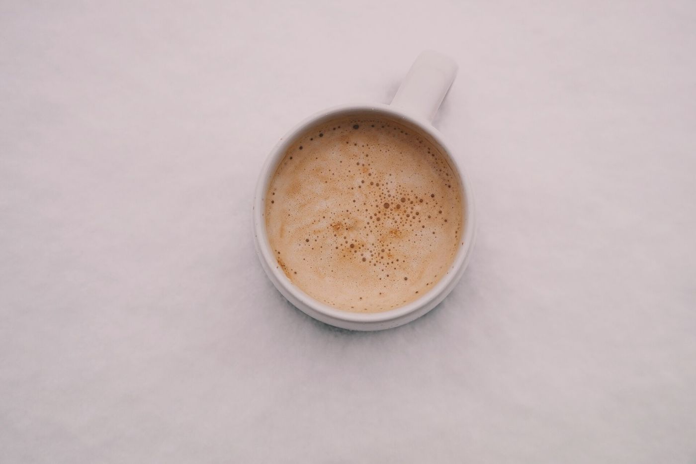 Imagem ilustrativa: café com leite em xícara branca