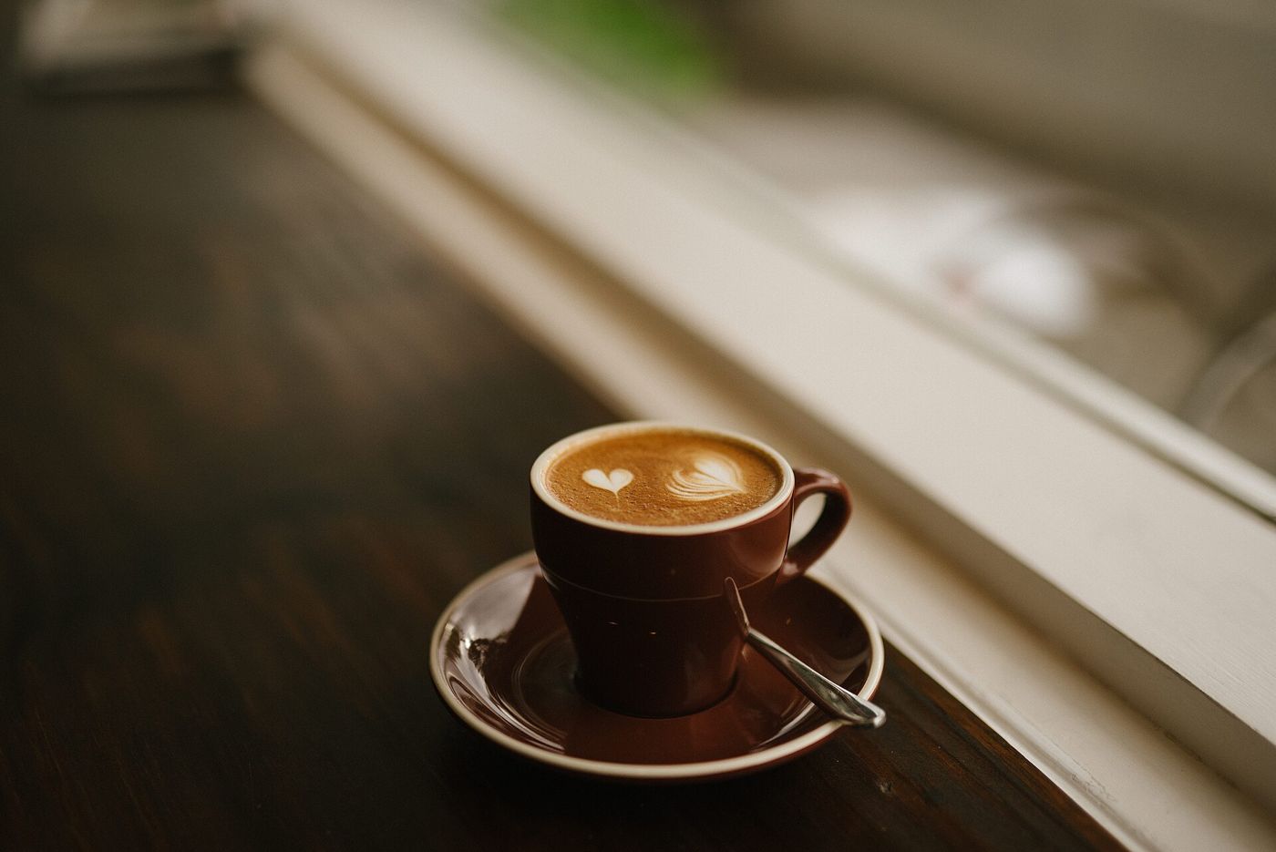 Imagem ilustrativa: xícara de café com latte art
