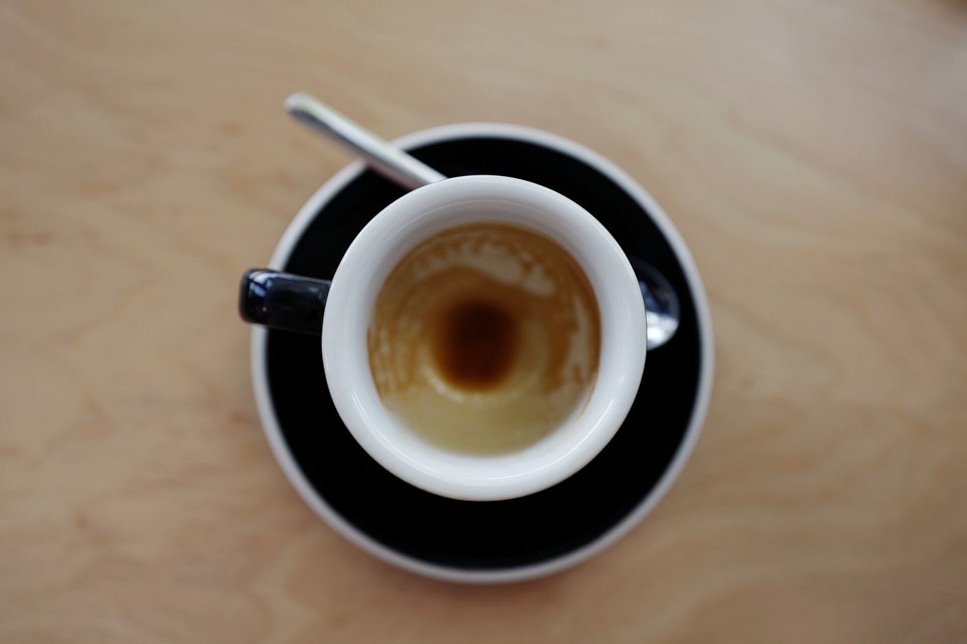 Imagem ilustrativa: xícara de café visto de cima