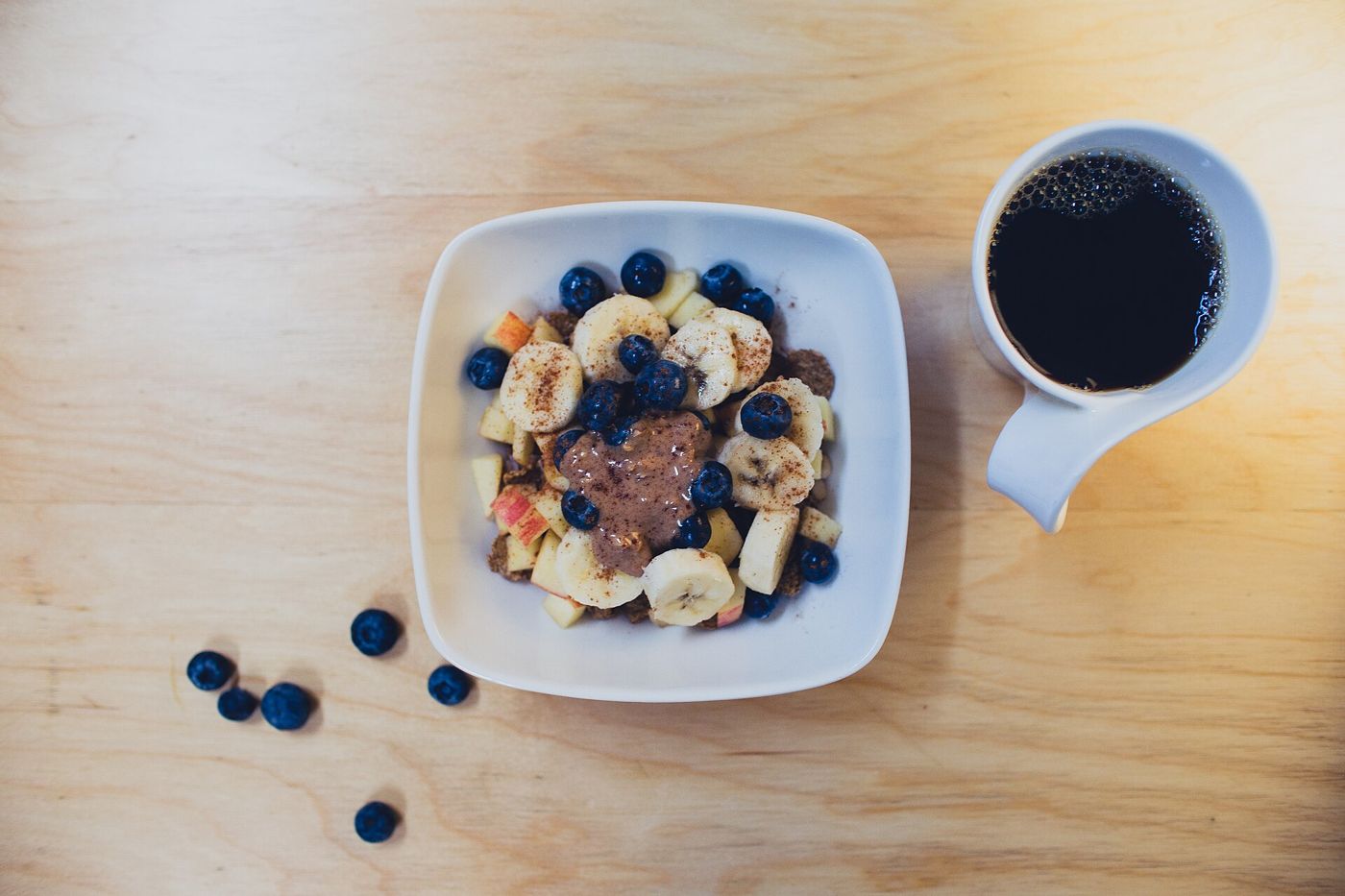 Imagem ilustrativa: café da manhã com frutas e café