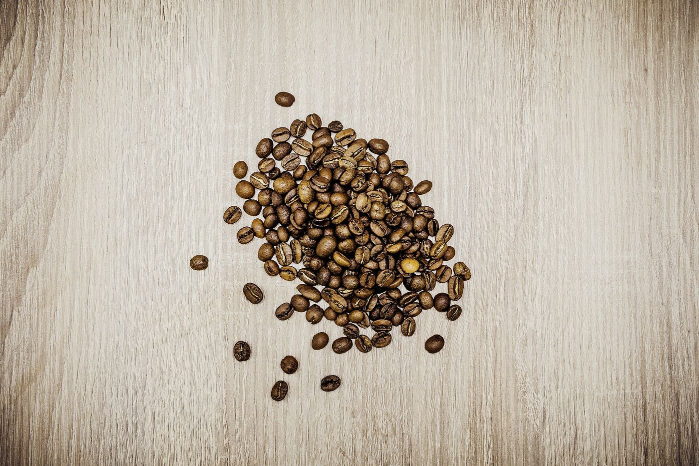 Imagem ilustrativa: punhado de grãos de café