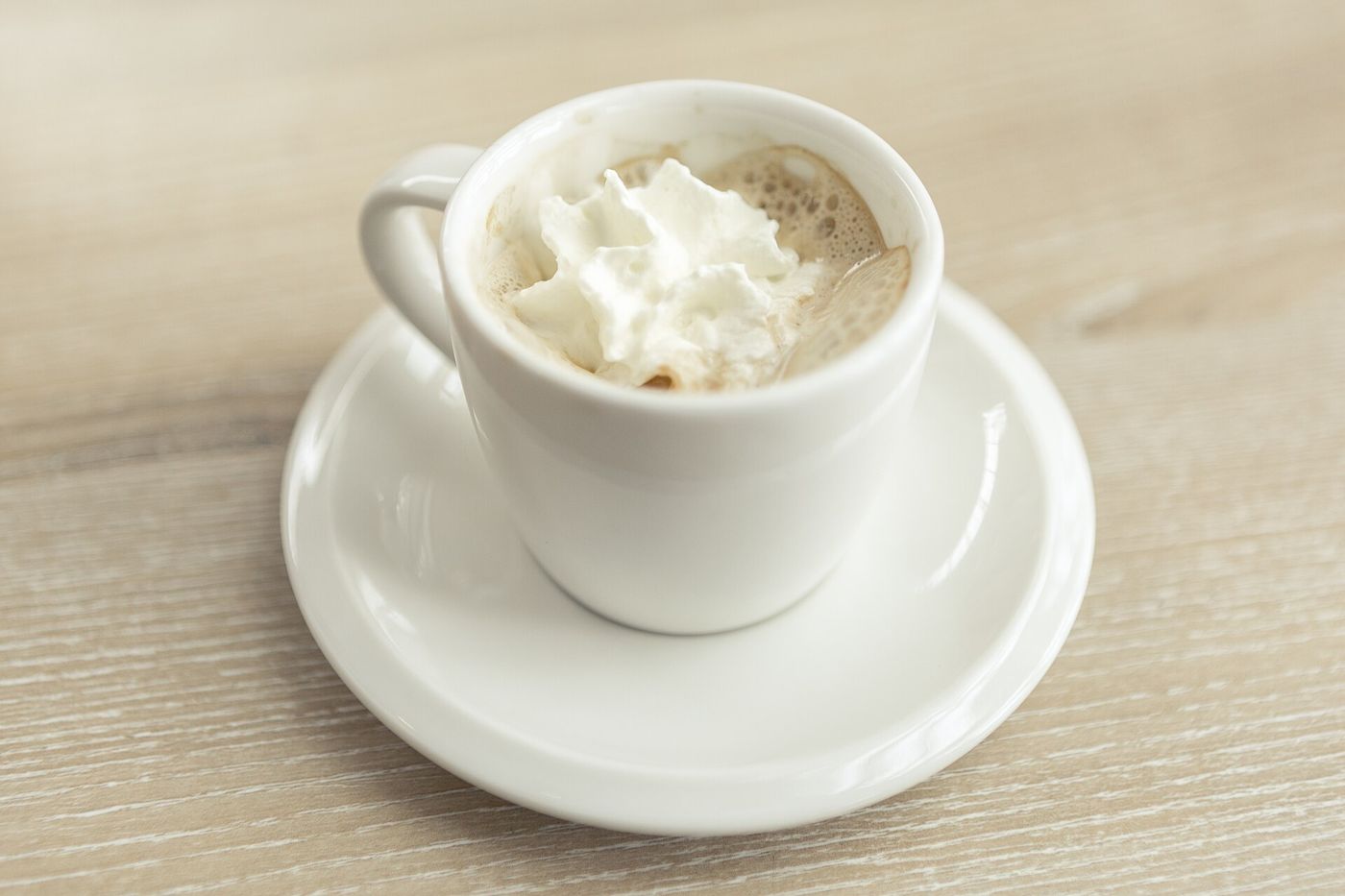Imagem ilustrativa: café com chantilly