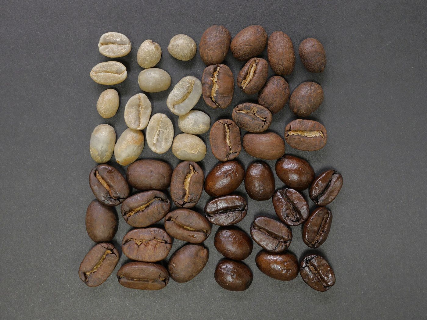 Imagem ilustrativa: grãos de café crus e torrados