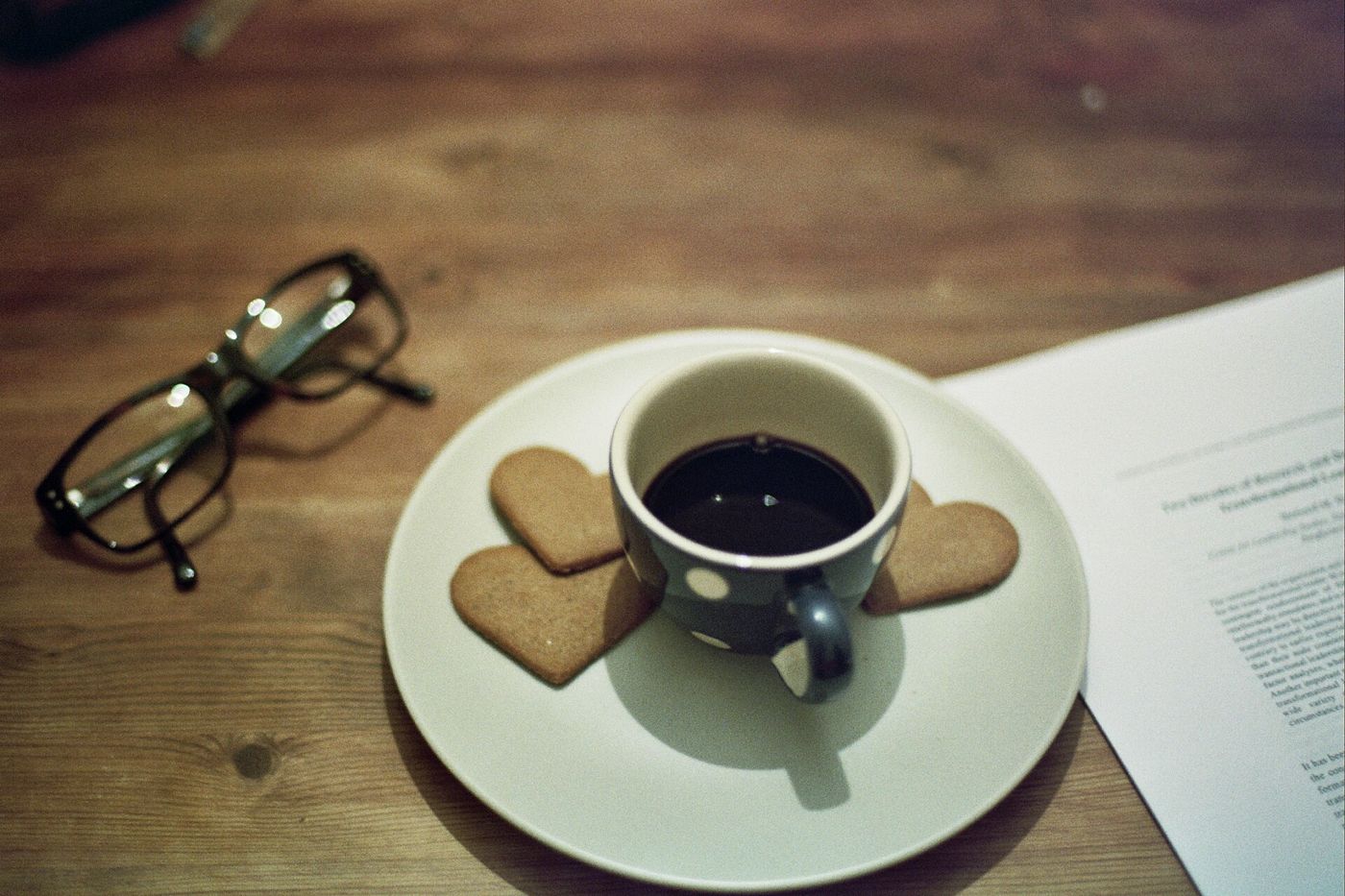 Imagem ilustrativa: xícara de café com biscoitos