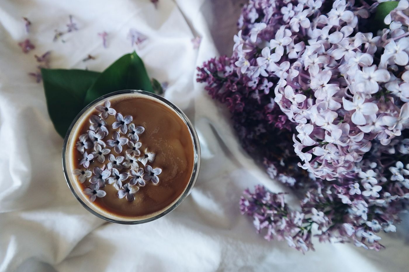 Imagem ilustrativa: café decorado com flores