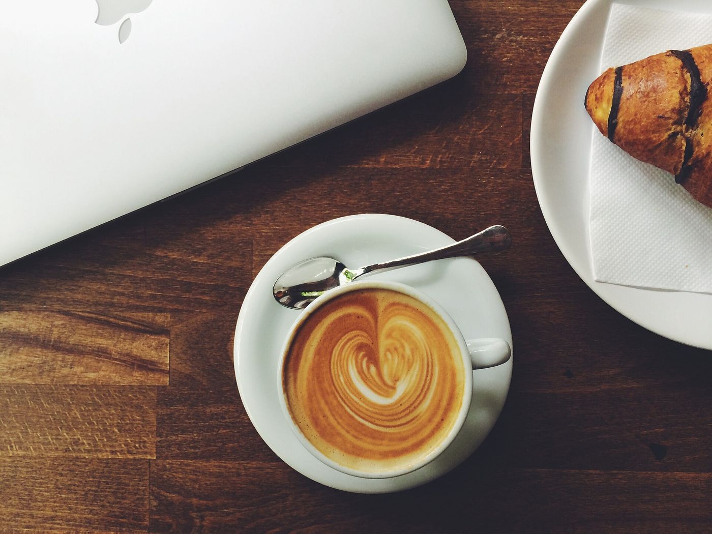 Imagem ilustrativa: latte e croissant