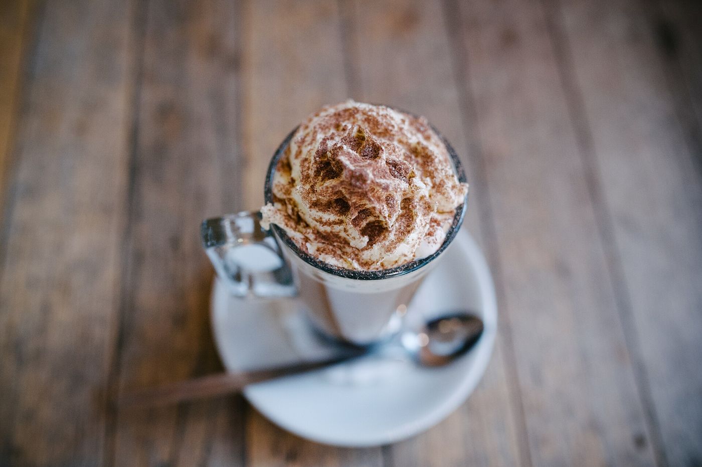 Imagem ilustrativa: chocolate quente com espuma