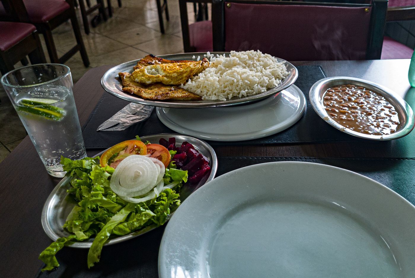 Imagem ilustrativa: refeição com salada, arroz, frango e feijão