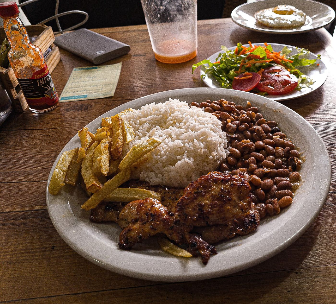 Imagem ilustrativa: prato com arroz, feijão, frango grelhado, batata frita e salada