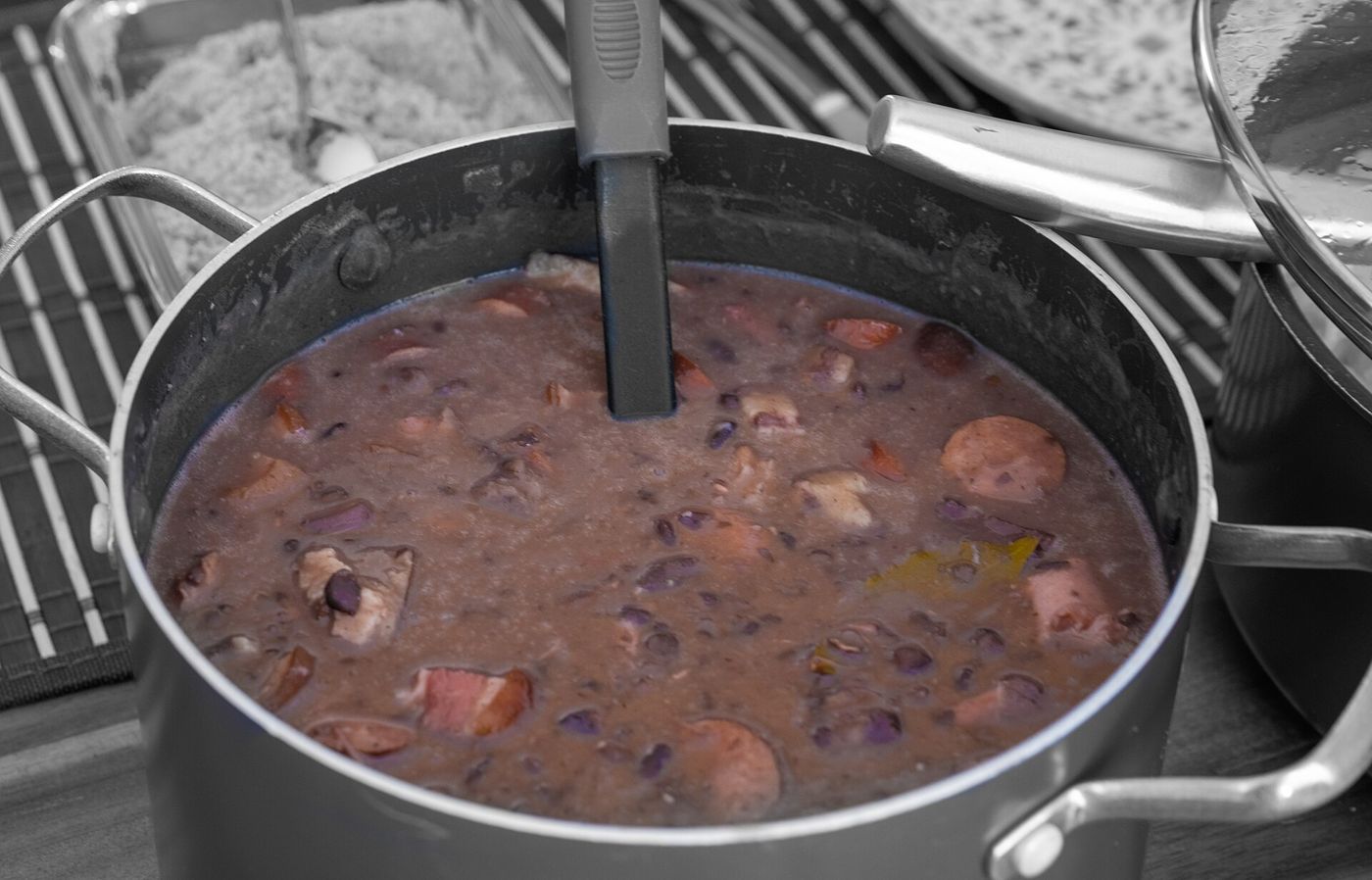 Imagem ilustrativa: panela de feijoada