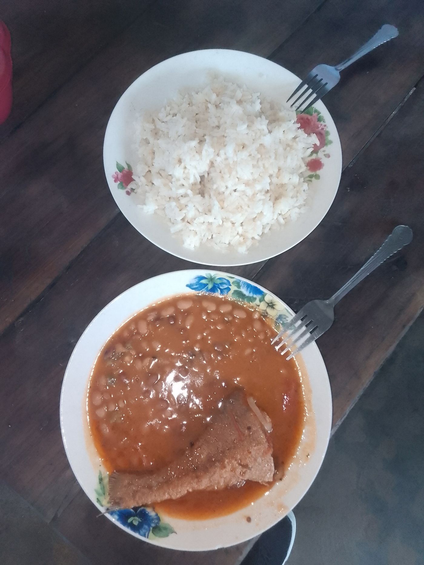 Imagem ilustrativa: arroz branco e feijão com peixe grelhado