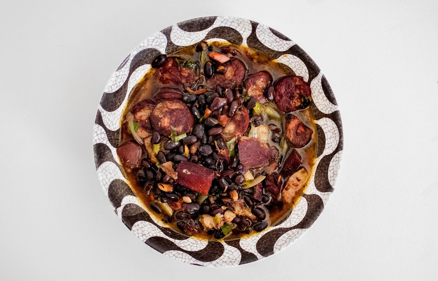 Imagem ilustrativa: prato de feijoada visto de cima