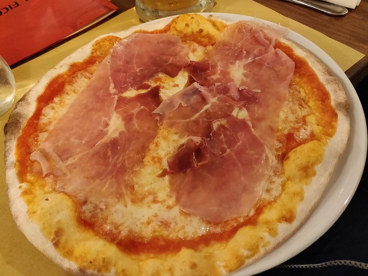 Imagem ilustrativa: pizza de presunto cru