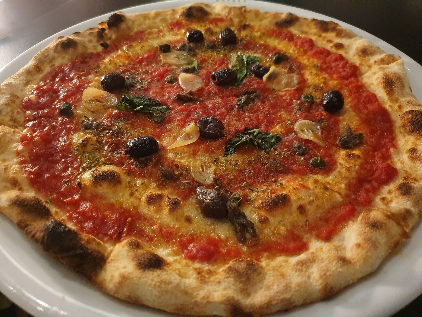 Imagem ilustrativa: pizza com molho de tomate e azeitonas