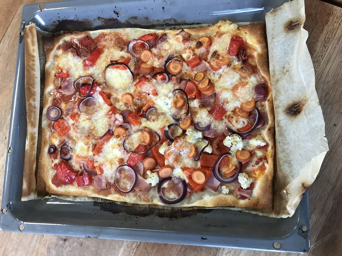 Imagem ilustrativa: pizza retangular em assadeira