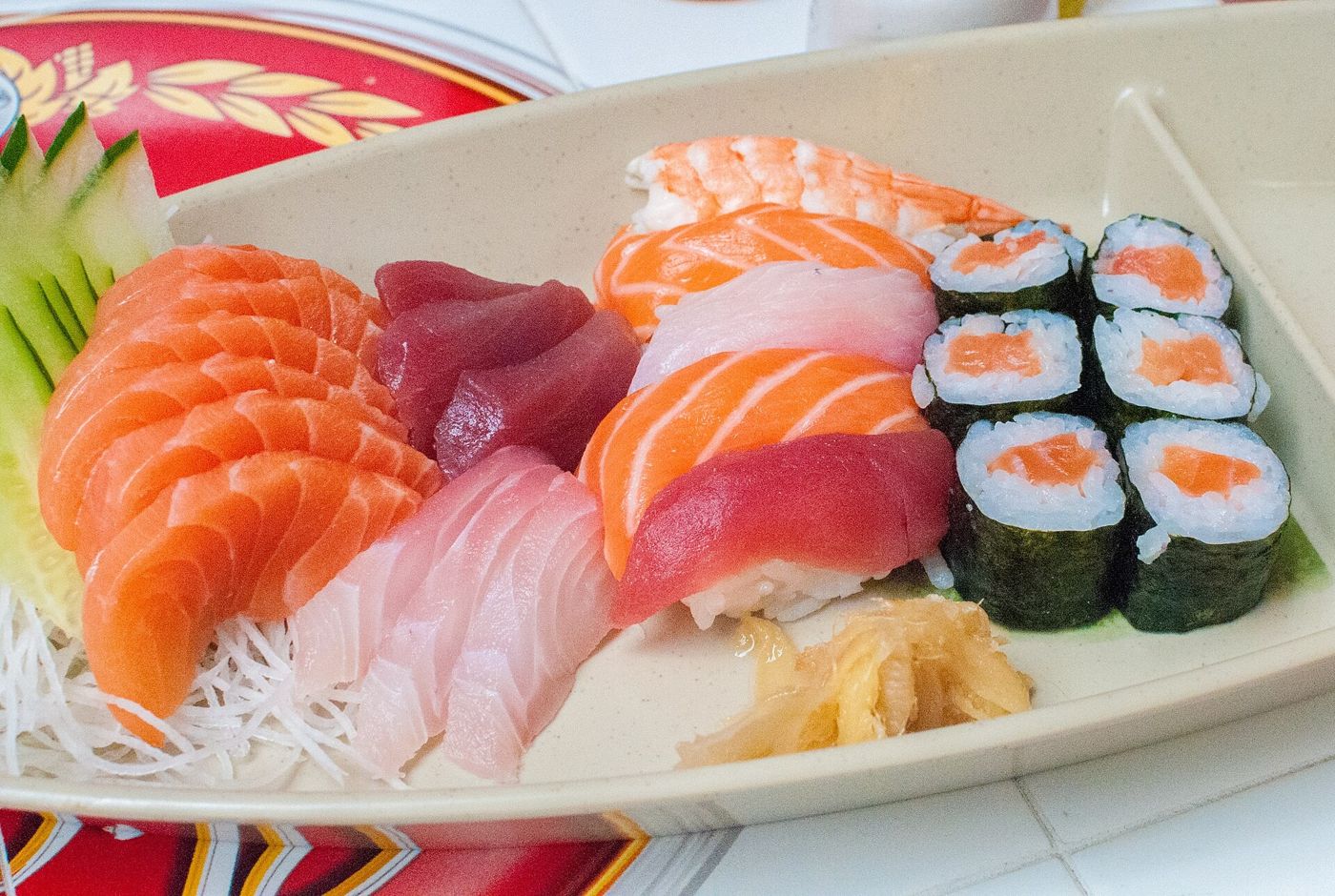 Imagem ilustrativa: sashimi de salmão e maki