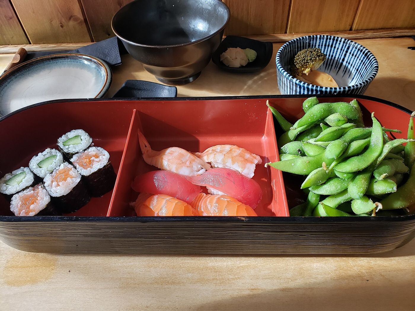 Imagem ilustrativa: bentô com sushi e edamame