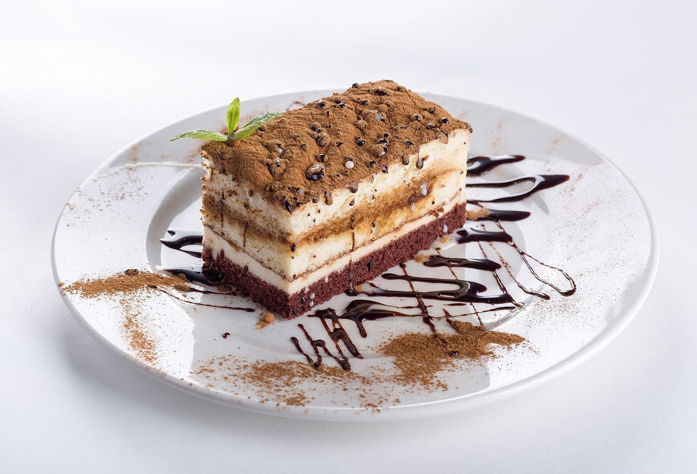 Imagem ilustrativa: fatia de bolo de chocolate com calda