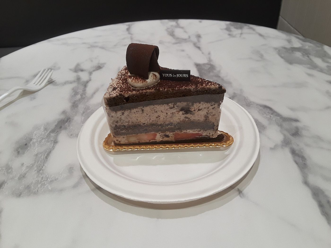 Imagem ilustrativa: fatia de bolo de chocolate em camadas